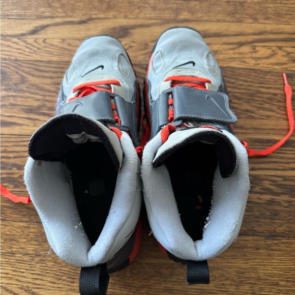 Nike Diamond Turf- (Deion Sanders)
Gray and Orange Sneakers with Dynamic Design - Picture 6 of 16